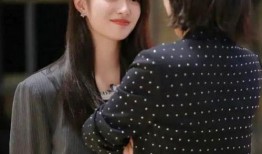 为了吃瓜她进娱乐圈免费,她毅然踏入娱乐圈，开启璀璨星途